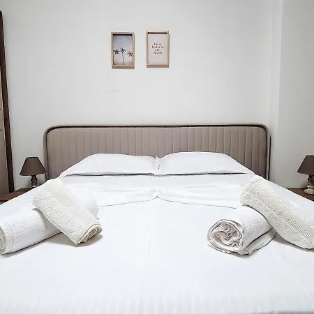 One-bedroom Gem By The Square *