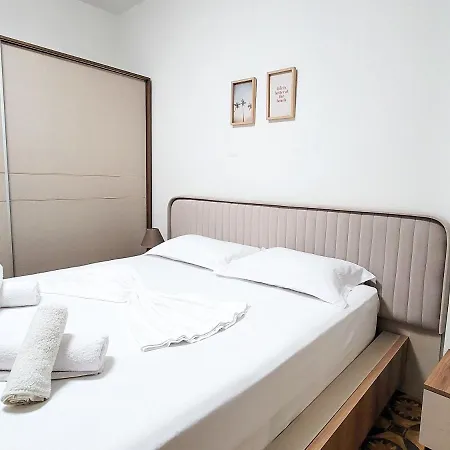 One-bedroom Gem By The Square *