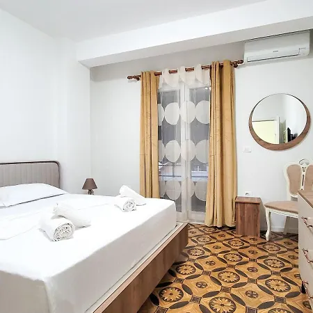 One-bedroom Gem By The Square
