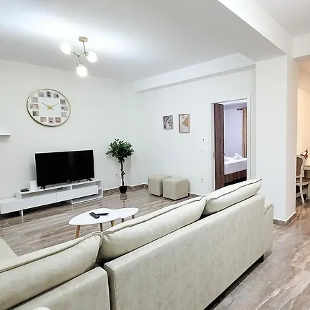 One-bedroom Gem By The Square *