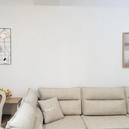 One-bedroom Gem By The Square Apartamento *