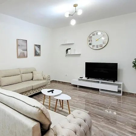 One-bedroom Gem By The Square Apartamento Tirana