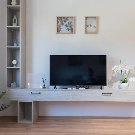 2br At Artist's Palace - Skanderbeg Square Views Tirana